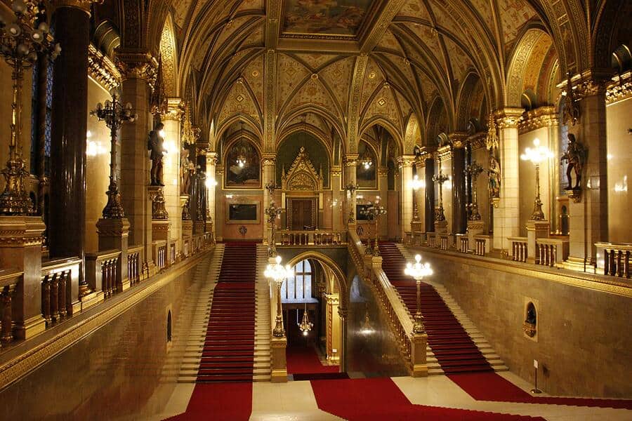 parlamento de budapest escalera min