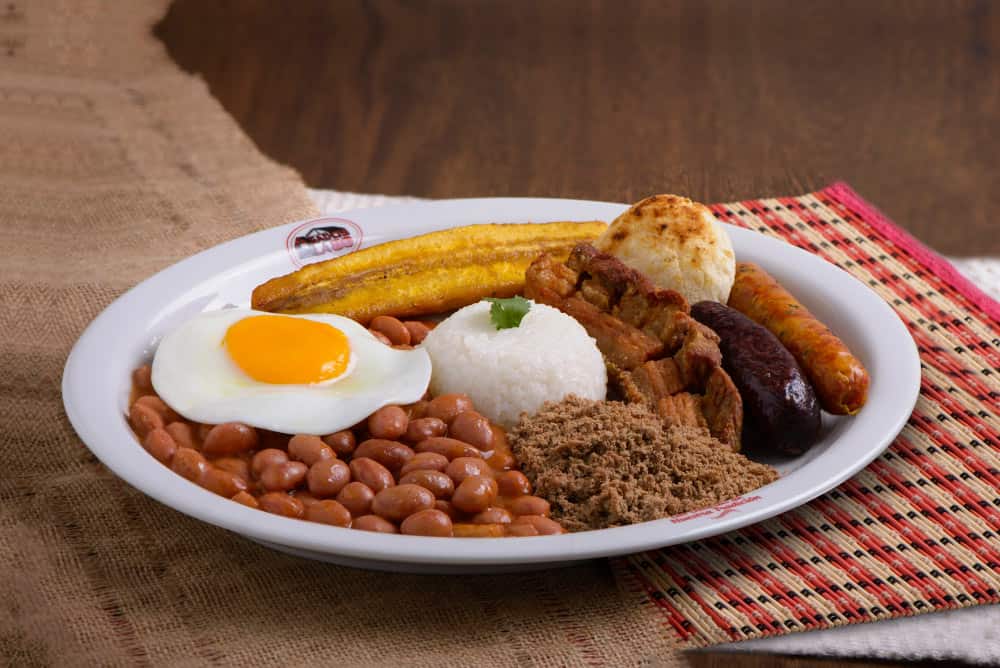 Atractivos de Medellín 15 Bandeja Paisa Asados la 80 1